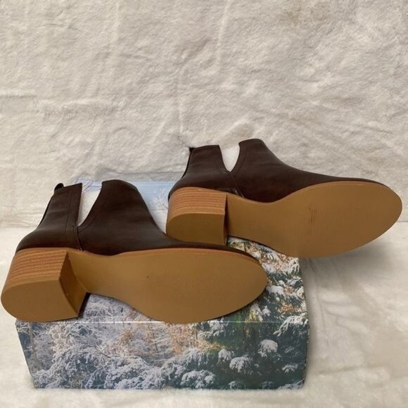 Women's ankle booties with V cut/size 7 - Picture 8 of 9